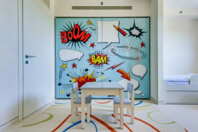 ארון לחדר ילדים עם הדפס סגנון קומיקס על גבי דלתות ההזזה